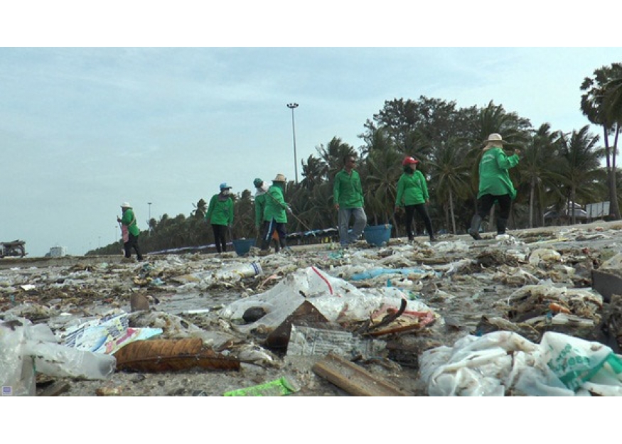 2018–07-26 160吨垃圾上岸挽盛沙滩变垃圾场